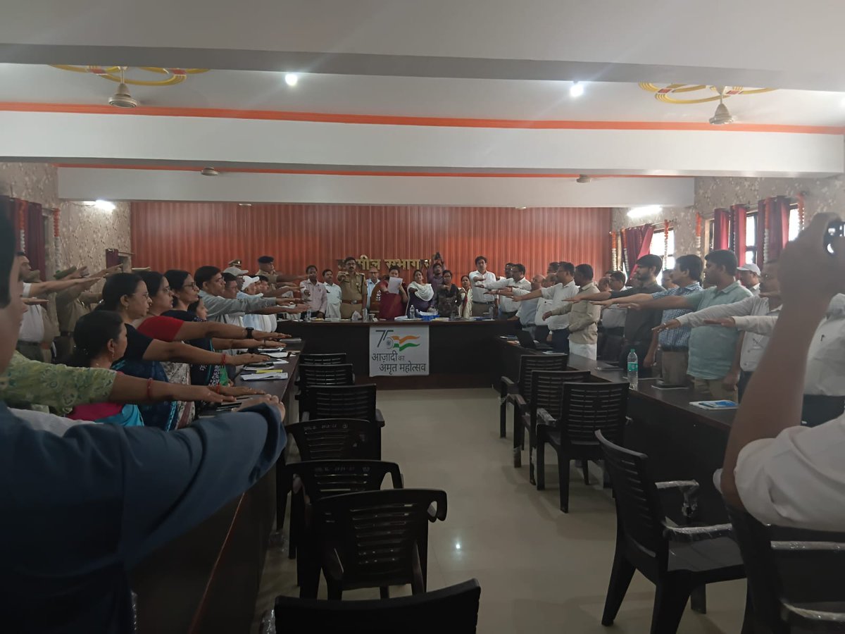 आज दिनांक 18.04.2026 को तहसील दिवस, सदर देवरिया में आयोजित कार्यक्रम के दौरान जिलाधिकारी महोदया द्वारा “बाल विवाह मुक्त भारत” अभियान के अंतर्गत उपस्थित जनसमूह को बाल विवाह न करने एवं न होने देने की शपथ दिलाई गई। <a href="/dmdeoria/">DM Deoria</a> <a href="/UPMahilaKalyan/">UP Mahila Kalyan</a>