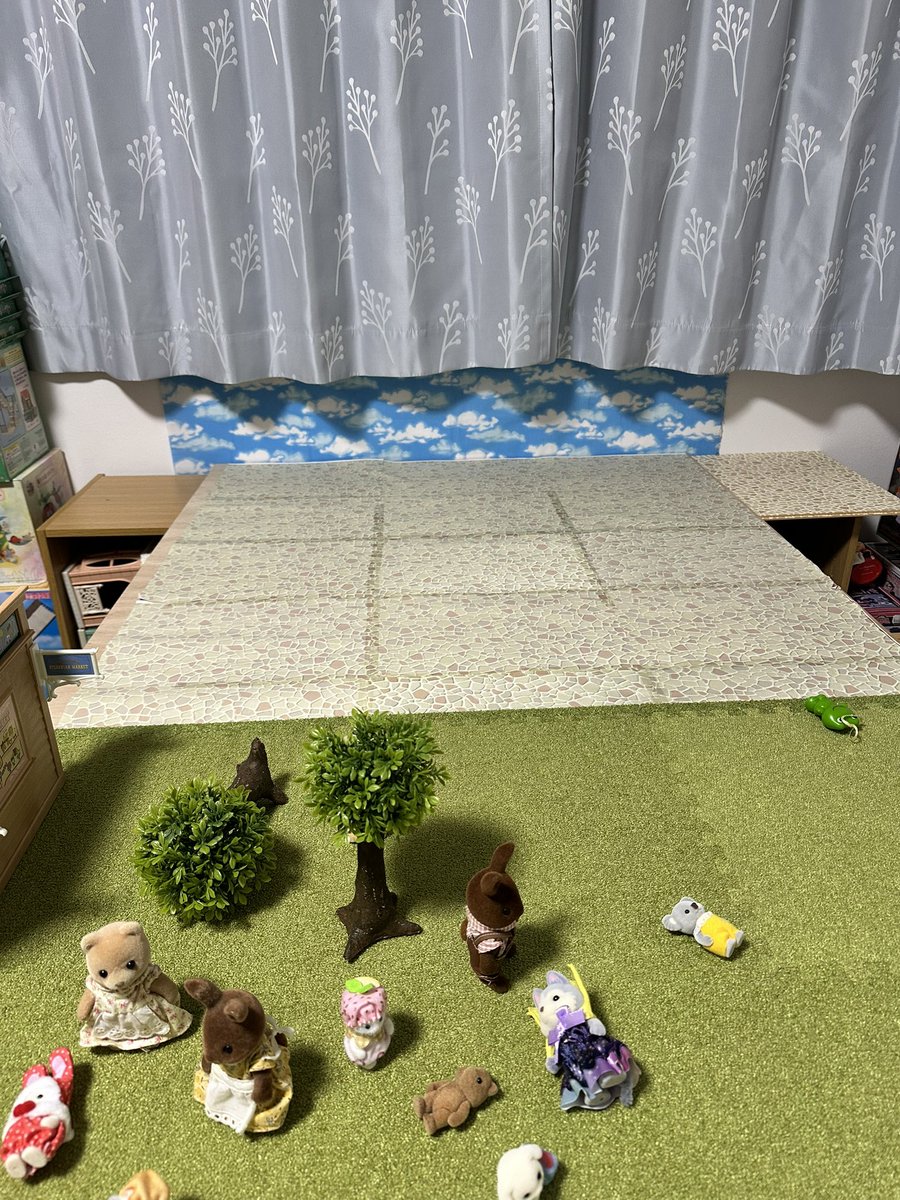 St_seimiya's tweet photo. 散らかりすぎて収拾つかなくなったのでシルバニアタウン撤去🦘
次は本格的に遊園地建設か...？
それとも保育園か... https://t.co/FnWORPZ0Em