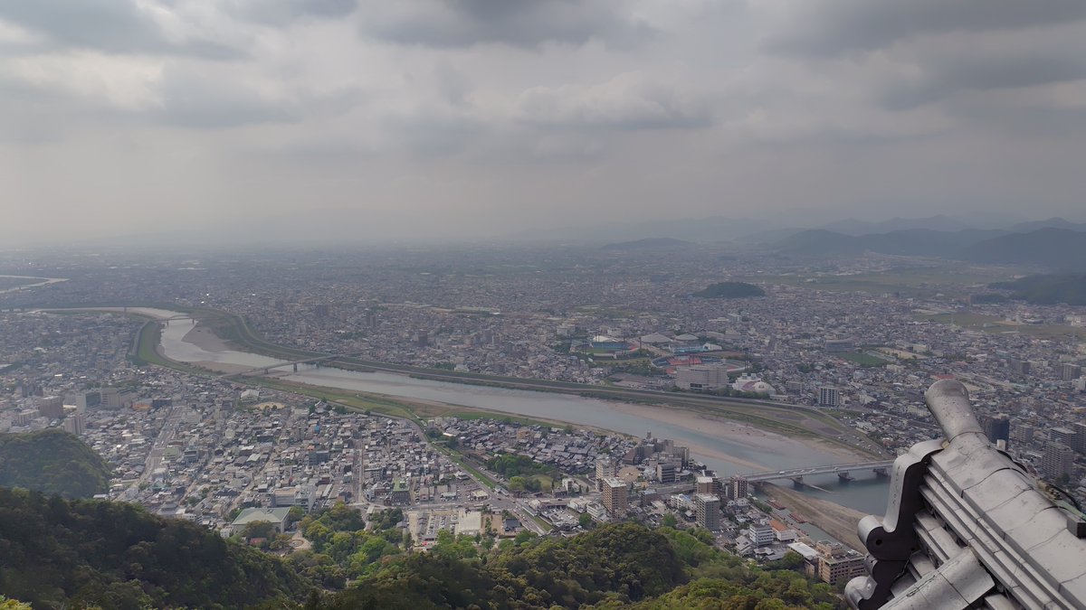 tsuchinoko_00's tweet photo. 最後に岐阜観光

岐阜駅から金華山(岐阜城)まで登山
道中歩きやすかったが、山城はさすがに階段が辛い💦

無料の展望所からの夜景は想像以上に素敵で感激した✨

①岐阜駅前にある黄金の織田信長公像
②岐阜城
③岐阜城からの眺望
④岐阜シティ・タワー43からの夜景（右上が岐阜城） https://t.co/lE577hzvv5