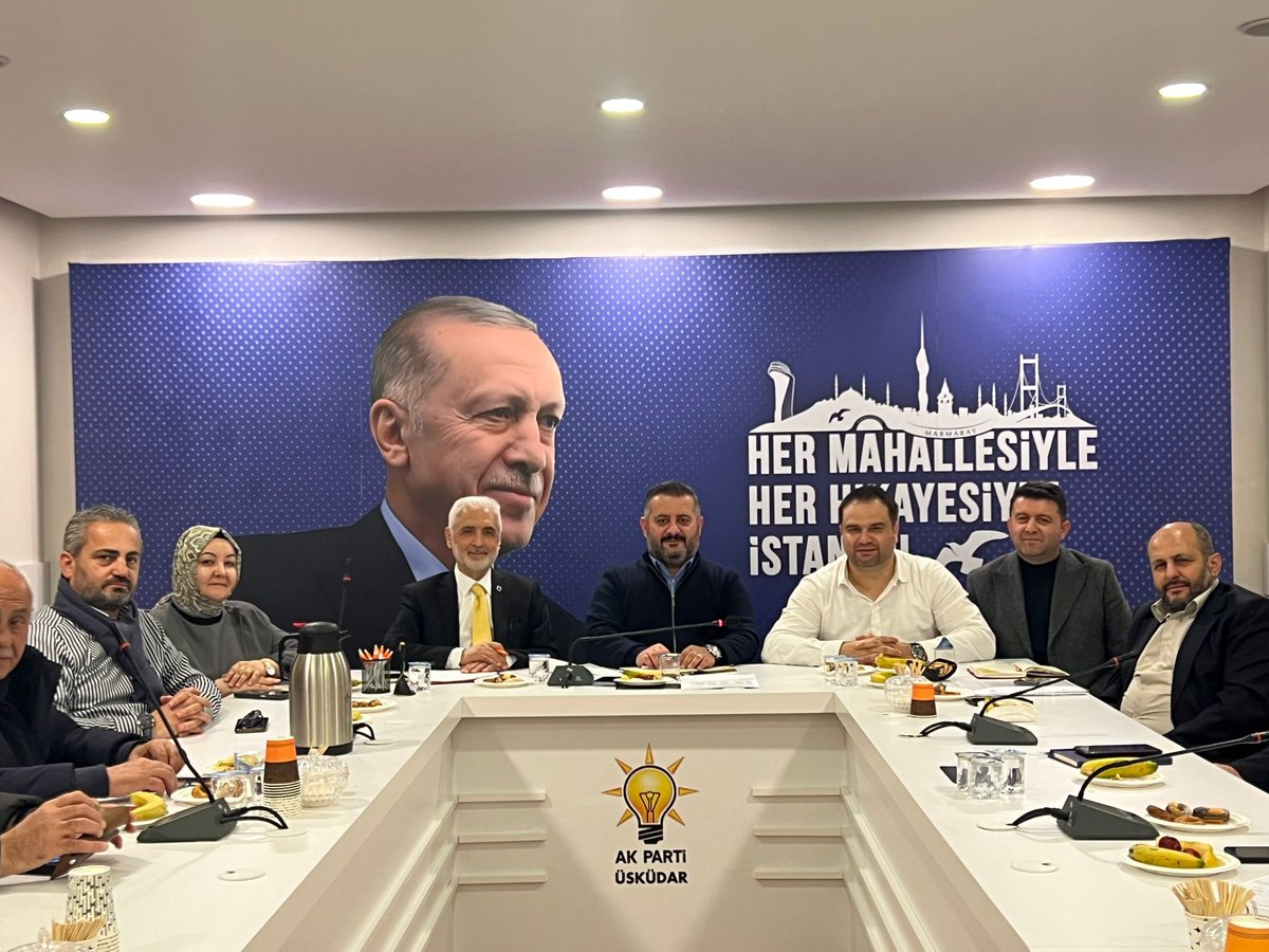 ak_uskudar's tweet photo. Teşkilat birimimiz, mahalle teşkilat başkanlarımızla bir araya gelerek istişare toplantımızı gerçekleştirdi. Mahallelerimizdeki çalışmalar ve önümüzdeki dönem planlamalar üzerine verimli bir değerlendirme yapıldı.

#BizimÜsküdar https://t.co/T49fGeMel9
