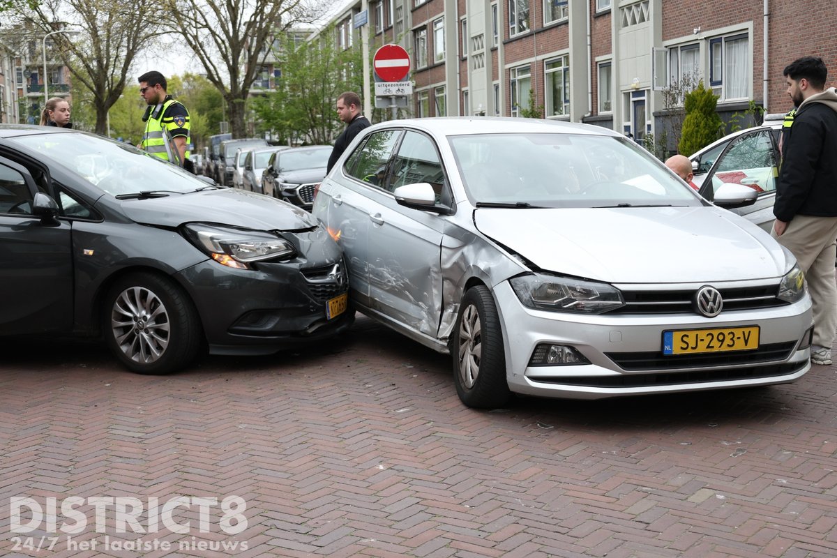 Aanrijding tussen twee auto's in Den Haag