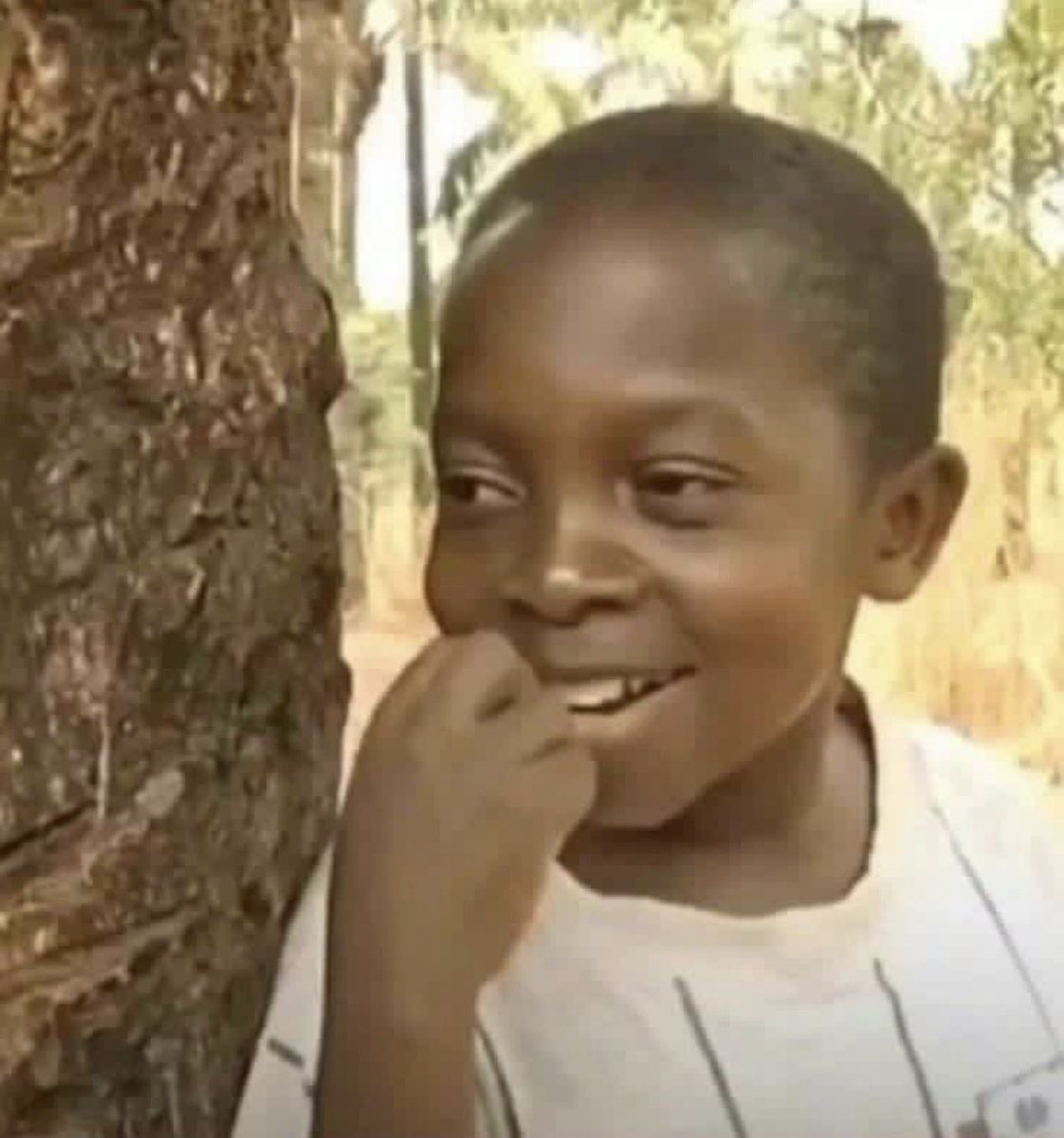 showboy040's tweet photo. Yesterday I  went to these akara sellers to buy ...  I met this small girl around 5 or 6 yrs of age.
 guys 🥺😭😭😭 this girl speak English better than me.... Like 😭😫😂😂  shame catch me🤫🌝🫩 https://t.co/S96rbuOHr8