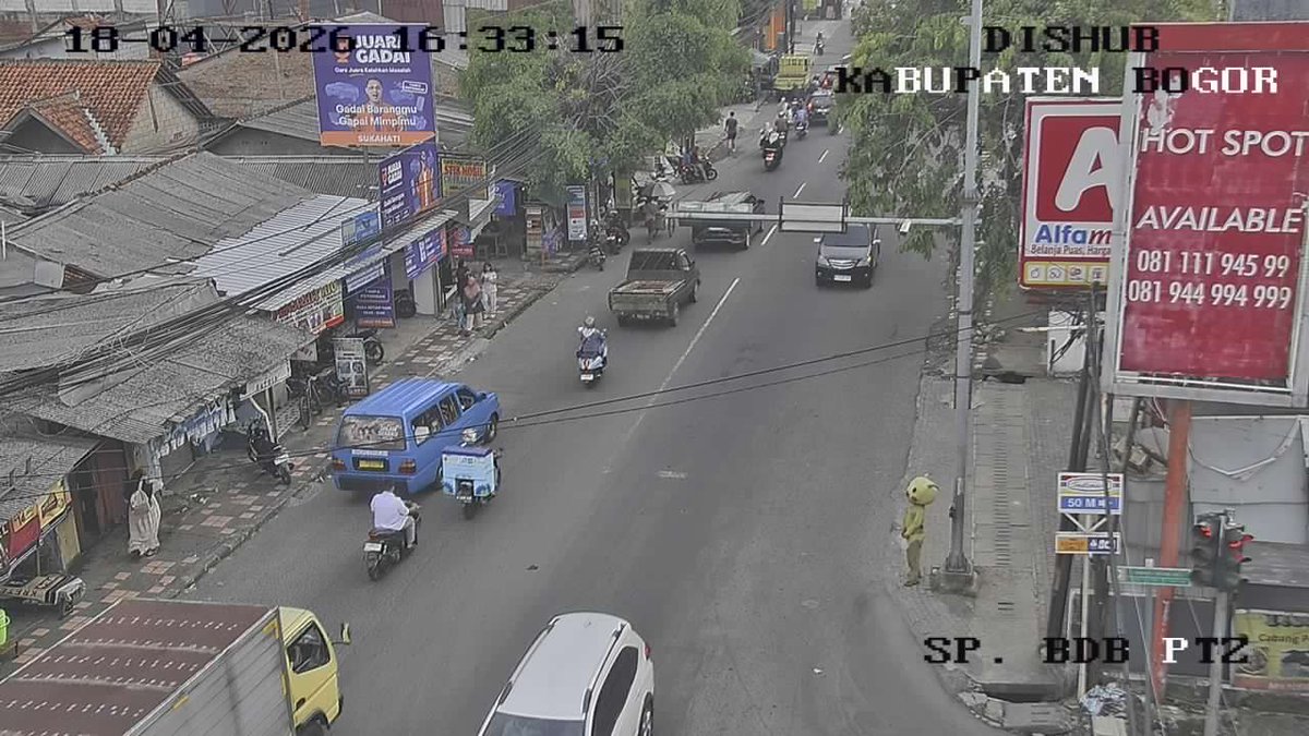 Kondisi arus lalu lintas saat ini di Simpang BDB terpantau lancar. Patuhi rambu-rambu lalu lintas dan utamakan keselamatan daripada kecepatan.