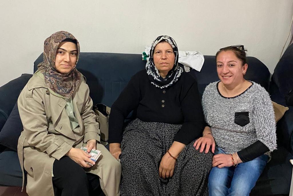 ferdi_cokkeser's tweet photo. 📍 TOROSLAR - Hane Ziyaretleri

AK Parti Toroslar İlçe Yönetim Kurulu Üyemiz Sayın Beyza Nur Kulaksız ve Kadın Kolları Mahalle Başkanımız Sayın Songül Pelit ile birlikte,

Mahallelerimizde kıymetli vatandaşlarımızı hanelerinde ziyaret ettik.

🔸 Mustafa Kemal Mahallemizde;

* Kıymetli Elif Beltekin,
* Derüerli Sebiha Kanburoğlu,
* Sayın Döne Şener,
* Sayın Vetha Elçi,
* Kıymetli Mesut Eskin'i ziyaret ederek hâl ve hatırlarını sorduk, taleplerini dinledik.

Gerçekleştirdiğimiz ziyaretlerde, Cumhurbaşkanımız Sayın Recep Tayyip Erdoğan’ın selam ve muhabbetlerini de hemşehrilerimize ilettik.

AK Parti olarak; gönüllere dokunmaya, büyüklerimizin hayır duasını almaya, ihtiyaç sahiplerinin ve tüm vatandaşlarımızın yanında olmaya devam ediyoruz.

#AKParti
#Mersin
#Toroslar
#HaneZiyareti