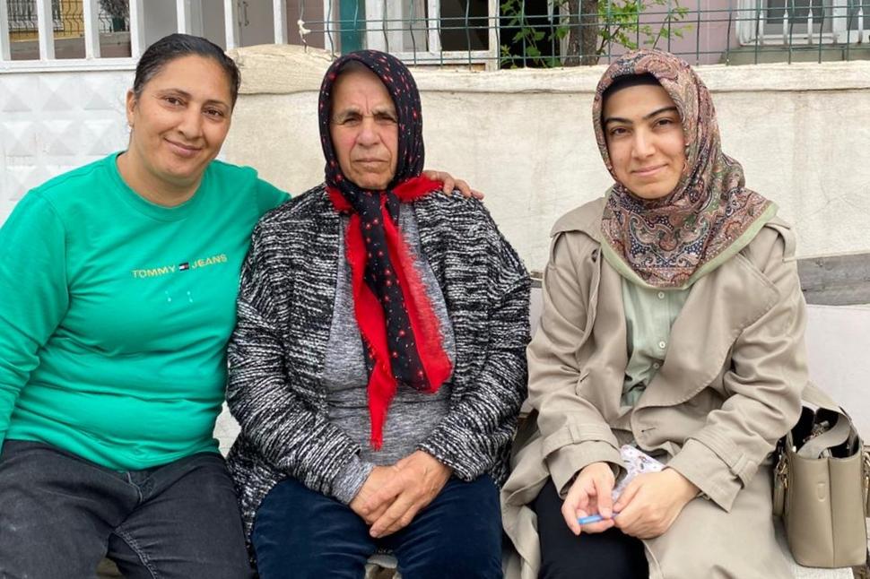 ferdi_cokkeser's tweet photo. 📍 TOROSLAR - Hane Ziyaretleri

AK Parti Toroslar İlçe Yönetim Kurulu Üyemiz Sayın Beyza Nur Kulaksız ve Kadın Kolları Mahalle Başkanımız Sayın Songül Pelit ile birlikte,

Mahallelerimizde kıymetli vatandaşlarımızı hanelerinde ziyaret ettik.

🔸 Mustafa Kemal Mahallemizde;

* Kıymetli Elif Beltekin,
* Derüerli Sebiha Kanburoğlu,
* Sayın Döne Şener,
* Sayın Vetha Elçi,
* Kıymetli Mesut Eskin'i ziyaret ederek hâl ve hatırlarını sorduk, taleplerini dinledik.

Gerçekleştirdiğimiz ziyaretlerde, Cumhurbaşkanımız Sayın Recep Tayyip Erdoğan’ın selam ve muhabbetlerini de hemşehrilerimize ilettik.

AK Parti olarak; gönüllere dokunmaya, büyüklerimizin hayır duasını almaya, ihtiyaç sahiplerinin ve tüm vatandaşlarımızın yanında olmaya devam ediyoruz.

#AKParti
#Mersin
#Toroslar
#HaneZiyareti