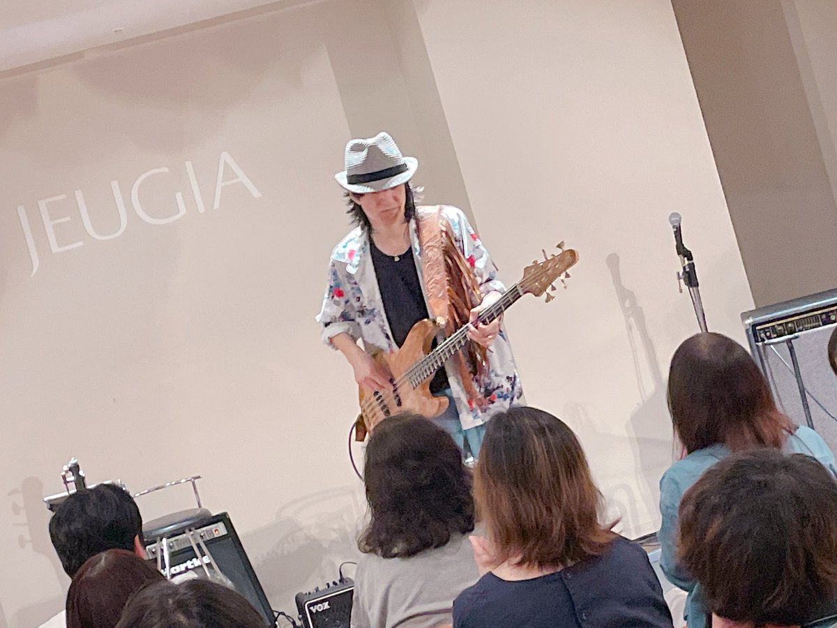 AkihitoTokunaga's tweet photo. 京都JEUGIA三条本店でのベースイベント‼️
今回はTUNE製の徳永モデル8弦ベースを中心にNew AL曲の奏法etc…
公開レッスンでビートの作り方の練習を一緒にしたり、飛び入りでGt綿貫正顕君が加わってALからの新曲「Walk with me」を初披露♪みなさんのフィンガースナップ＆クラップ最高でした！ https://t.co/WMEVFtNSm7
