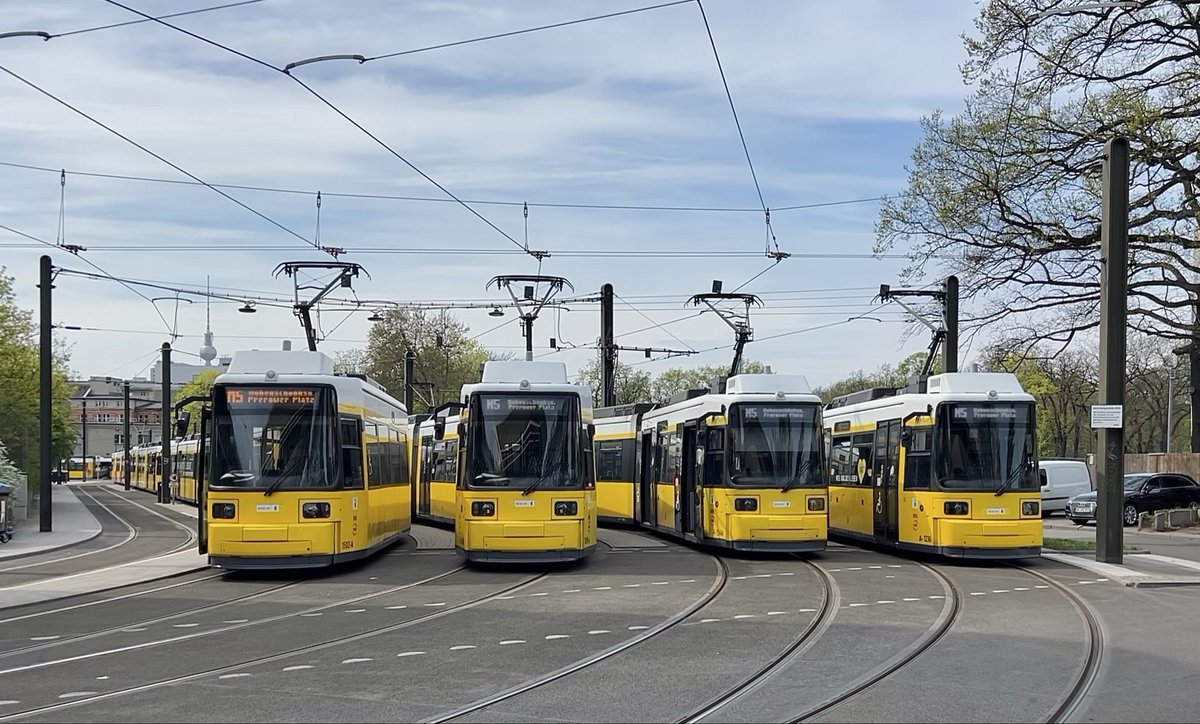 Dank einer Demonstration in der Innenstadt gab es heute eine typenreine 2GT6/2GTU Tramausstellung in der Schleife Langenbeckstr. 🤩
4 Gleise gefüllt mit M5 Doppeltraktionen ! Danke 💛