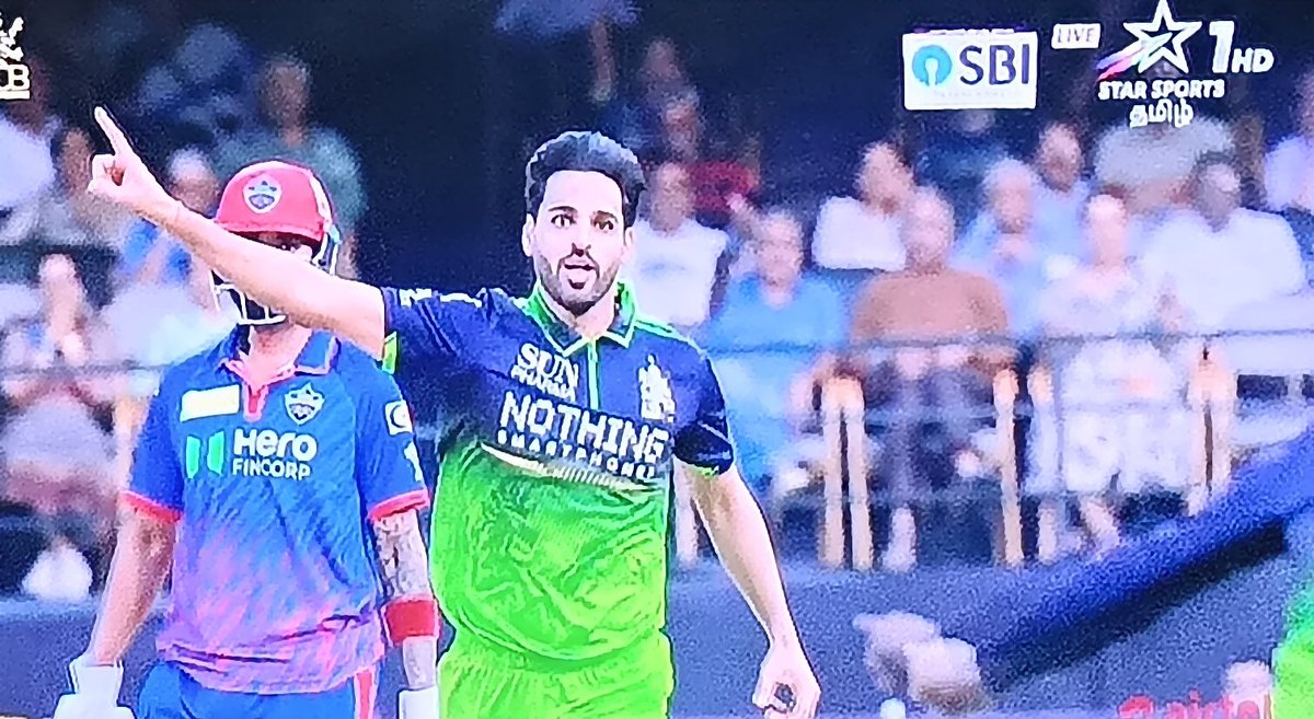 Akaran_1's tweet photo. ๐ฅ Bhuvneshwar Kumar is on a roll at Chinnaswamy ๐
- 3 wickets in just 1.5 overs ๐ฅ
Stunning catch by Jitesh Sharma behind the stumps ๐งค๐ฅ
#IPL2026 #Bhuvi #RCB #Cricket #Chinnaswamy #WicketMachine https://t.co/1m1QKCK9eb