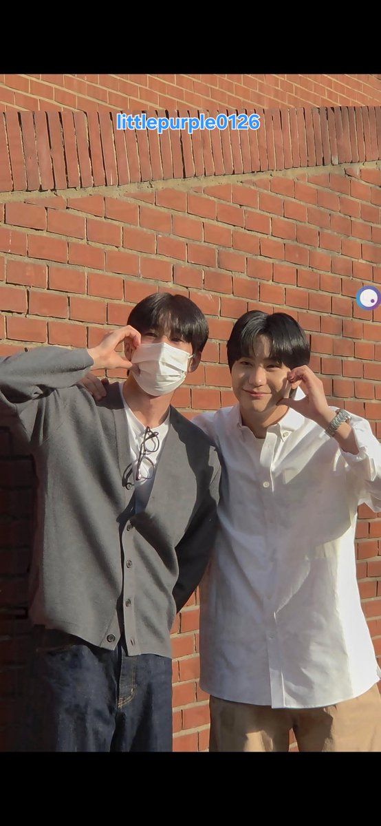 Mirotictwins's tweet photo. 20260418 강승식 '헤이그' 뮤지컬 퇴근길~~승우 같이!!!🥹💙💛🫶💜
#강승식 #한승우 #뮤지컬 #헤이그
#퇴근길
#Seungsik #Seungwoo #Musical
#Off_road https://t.co/Y3qpPUmAuT