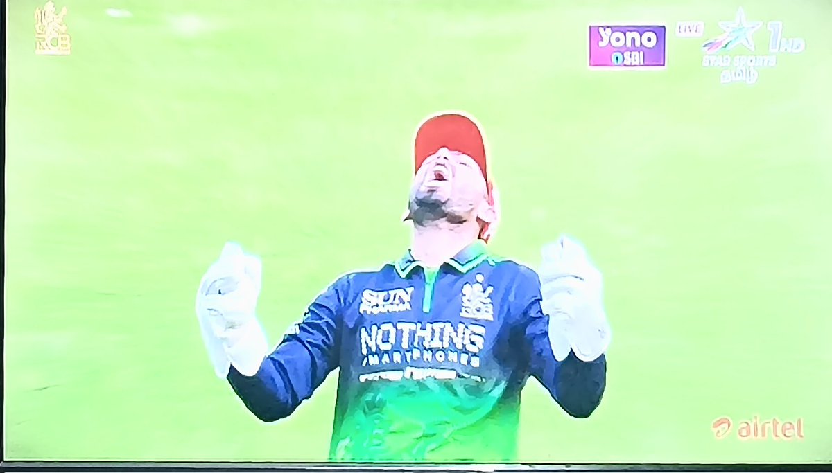 Akaran_1's tweet photo. ๐ฅ Bhuvneshwar Kumar is on a roll at Chinnaswamy ๐
- 3 wickets in just 1.5 overs ๐ฅ
Stunning catch by Jitesh Sharma behind the stumps ๐งค๐ฅ
#IPL2026 #Bhuvi #RCB #Cricket #Chinnaswamy #WicketMachine https://t.co/1m1QKCK9eb