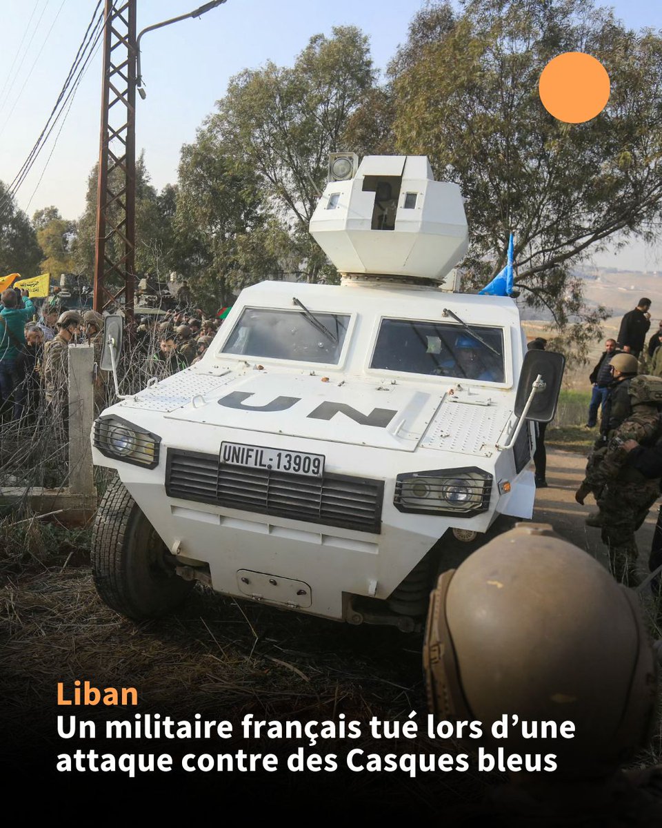 afpfr's tweet image. 🇱🇧 🇫🇷 Un militaire français a été tué et trois ont été blessés samedi dans le sud du Liban, lors d'une attaque contre des Casques bleus, a annoncé Emmanuel Macron, ajoutant que "tout laisse à penser que la responsabilité de cette attaque incombe au Hezbollah".