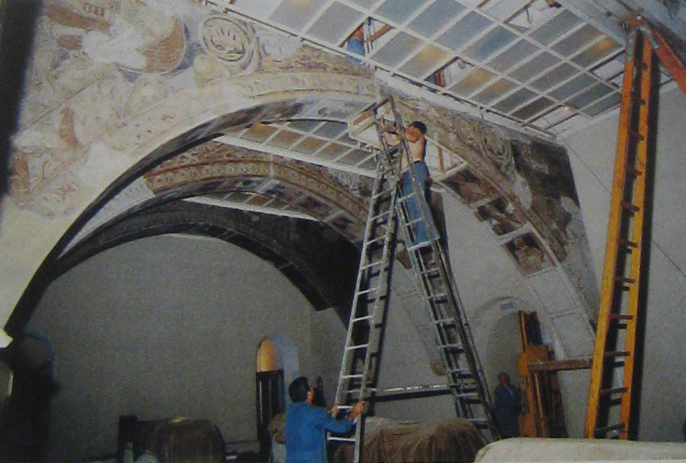 Inde's tweet image. #Hilo:
MNAC en 1987: "No hay problema para desmontar las pinturas de Sijena, es algo que no presenta complejidad".
(En la imagen, los operarios con la tecnología más avanzada, en pleno desmontaje.)
2026: "En el momento en que se empiecen a desmontar, caerá una lluvia de pintura".