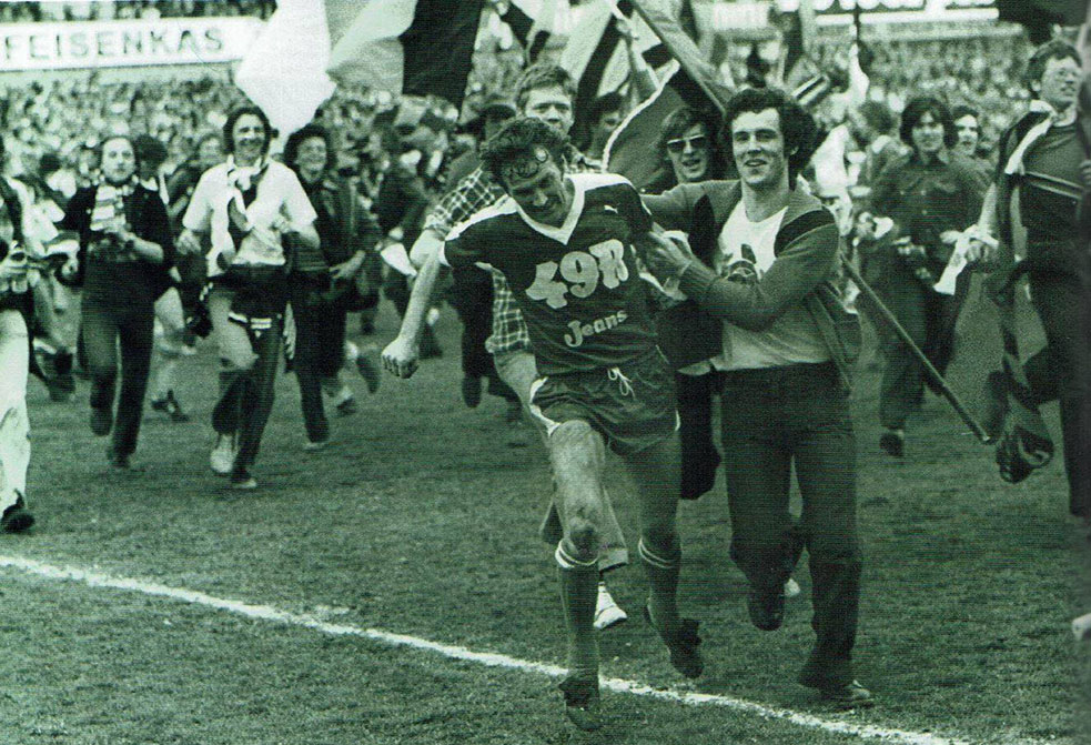 MichelFCBerix's tweet image. ON THIS DAY (1976):
Vandaag 𝟓𝟎 𝐣𝐚𝐚𝐫 𝐠𝐞𝐥𝐞𝐝𝐞𝐧 werd #ClubBrugge voor de 𝟑𝐞 𝐤𝐞𝐞𝐫 𝐤𝐚𝐦𝐩𝐢𝐨𝐞𝐧 van België!
Een 0-0 gelijkspel thuis tegen Sporting Lokeren was voldoende voor de titel, de eerste onder coach Ernst Happel.