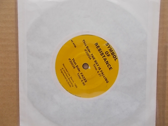 l7FI9CMSUa30222's tweet image. #NEWWAVE
#ニューウェーブ
東京のレコード店じゃ売ってないでしょシリーズ
SYMBOL OF RESISTANCE  7"  1986年  USA
元々ジャケット無　激レア
NEW WAVE