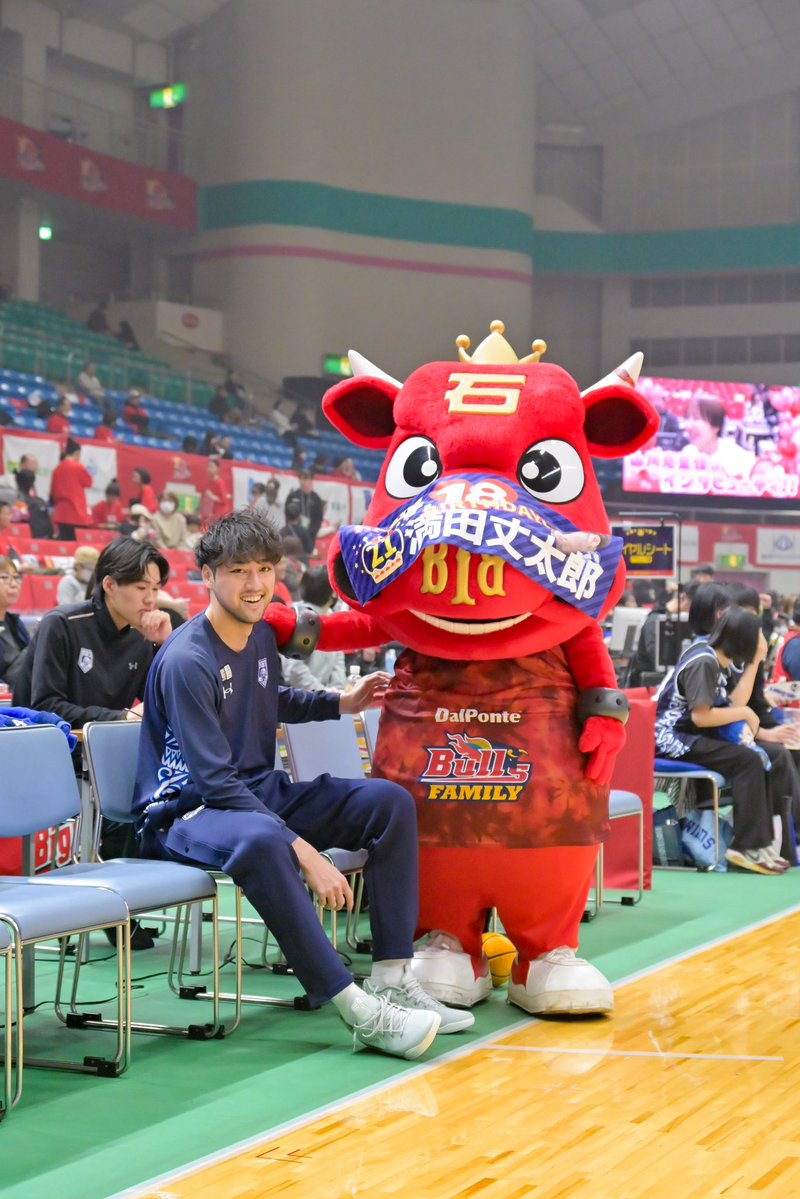 おめでとう32歳🙌🏻
コートに帰ってきてくれてうれしい！
いつもいつもありがとう✨

誰よりも元気に！楽しく！しあわせに！
過ごせる1年でありますように🎂✨

#満田丈太郎
#福井ブローウィンズ