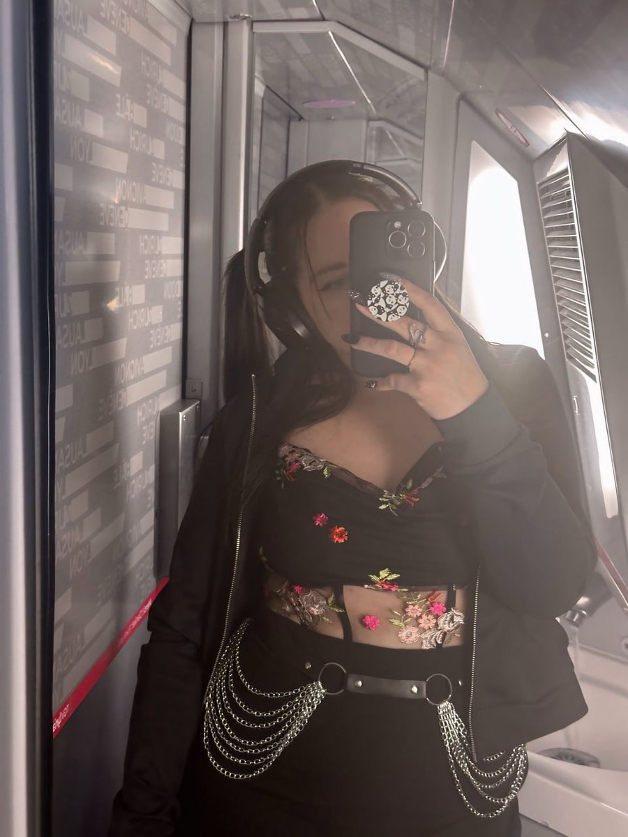 tapetite_cassie's tweet image. Ouais je sais j'ai l'air giga grande 😏 combien tu penses ? 
#tall #brune #train