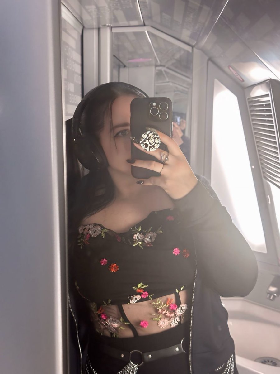 tapetite_cassie's tweet image. Ouais je sais j'ai l'air giga grande 😏 combien tu penses ? 
#tall #brune #train