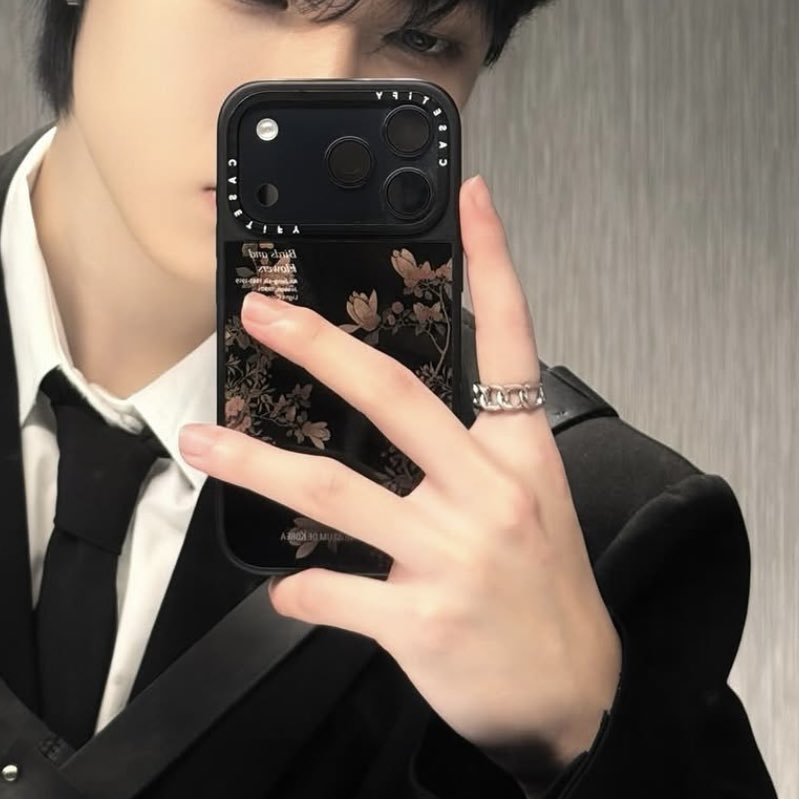 junghoon wearing rings >>>