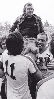 MichelFCBerix's tweet image. ON THIS DAY (1976):
Vandaag 𝟓𝟎 𝐣𝐚𝐚𝐫 𝐠𝐞𝐥𝐞𝐝𝐞𝐧 werd #ClubBrugge voor de 𝟑𝐞 𝐤𝐞𝐞𝐫 𝐤𝐚𝐦𝐩𝐢𝐨𝐞𝐧 van België!
Een 0-0 gelijkspel thuis tegen Sporting Lokeren was voldoende voor de titel, de eerste onder coach Ernst Happel.
