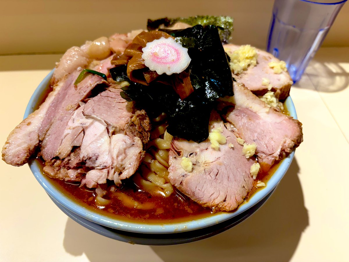二丁目ラーメン(橋本)
らーめん 400g 肉増し スタミナチャージ
いつものメチャウマ醤油ラーメンに、挽肉ニラ炒めが追加❗️
ピリッとした辛味にニラとニンニクの風味が堪らなく美味しい
食欲が超ブーストされ気がつけば麺がなくなってた
使い果たしたスタミナを超回復できました
ご馳走様でした‼️