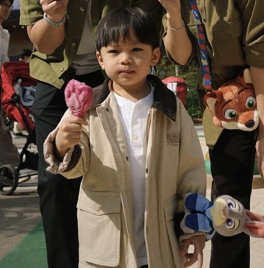 aku tiap liat foto nyul kecil kayak mirip siapa gtu, dan ternyata mirip isa anak nikita willy😭😭