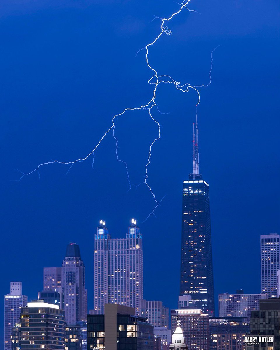 barrybutler9's tweet image. 959pm on Friday, Lightning scatters across the Gold Coast and taps the Hancock in Chicago.  #weather #storm #chicago