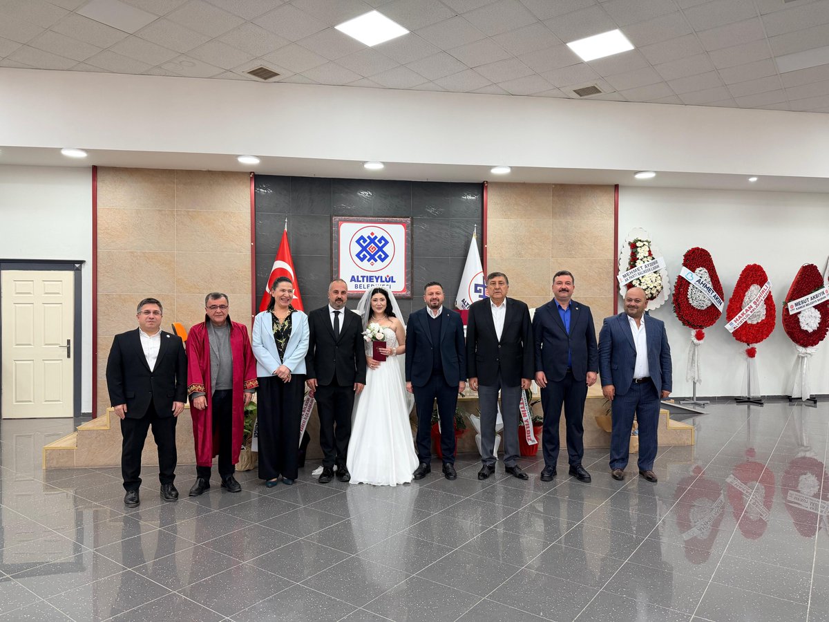 gokayyuksel10's tweet photo. Geçmiş dönem İl Başkanımız Sıtkı ŞEREMETLİ'nin oğlu Karesi Belediyesi Meclis Üyemiz kardeşim Göktuğ ve Melis'in nikah merasimine katıldık. 

Göktuğ ve Melis çiftimize Cenab-ı Allah’tan bir ömür boyu mutluluklar diliyorum. https://t.co/mJGQ3fEKn1