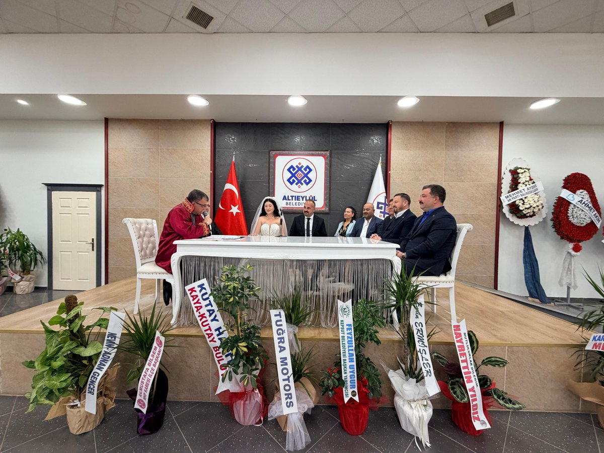 gokayyuksel10's tweet photo. Geçmiş dönem İl Başkanımız Sıtkı ŞEREMETLİ'nin oğlu Karesi Belediyesi Meclis Üyemiz kardeşim Göktuğ ve Melis'in nikah merasimine katıldık. 

Göktuğ ve Melis çiftimize Cenab-ı Allah’tan bir ömür boyu mutluluklar diliyorum. https://t.co/mJGQ3fEKn1