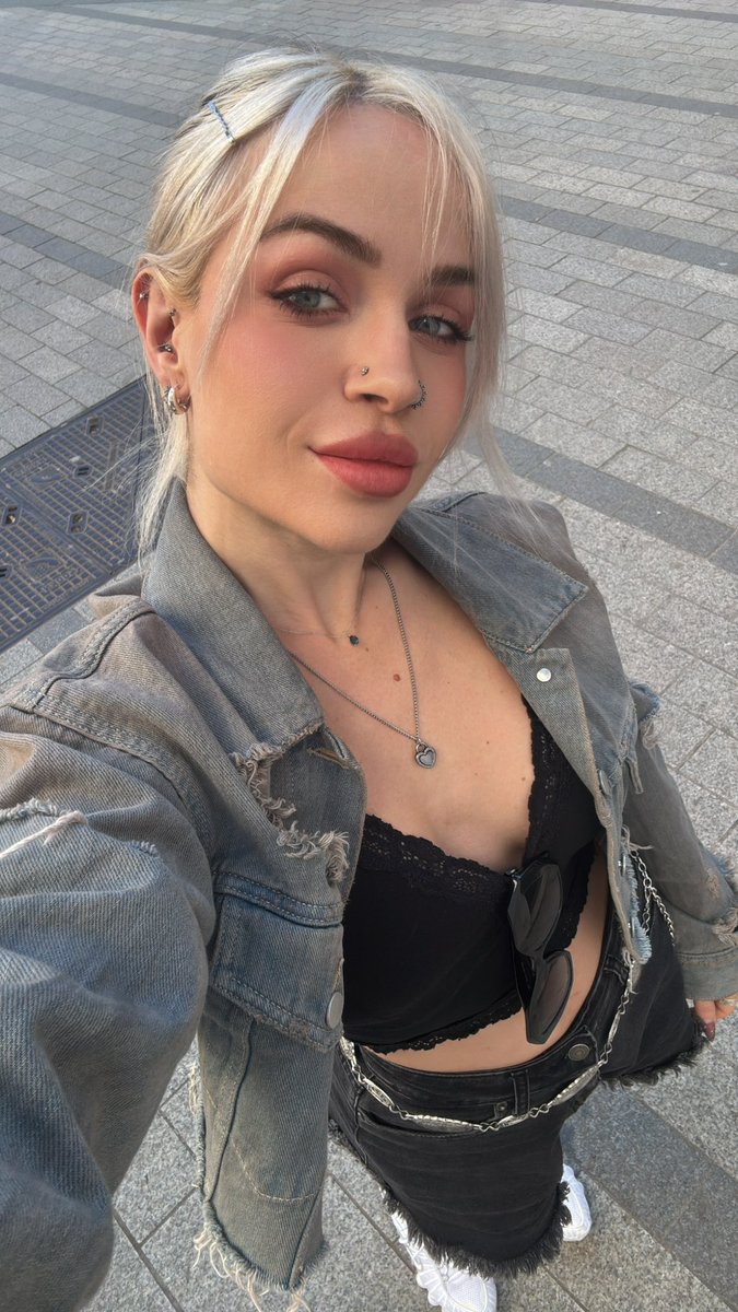 Divine Vi - Findom 2k tweet media