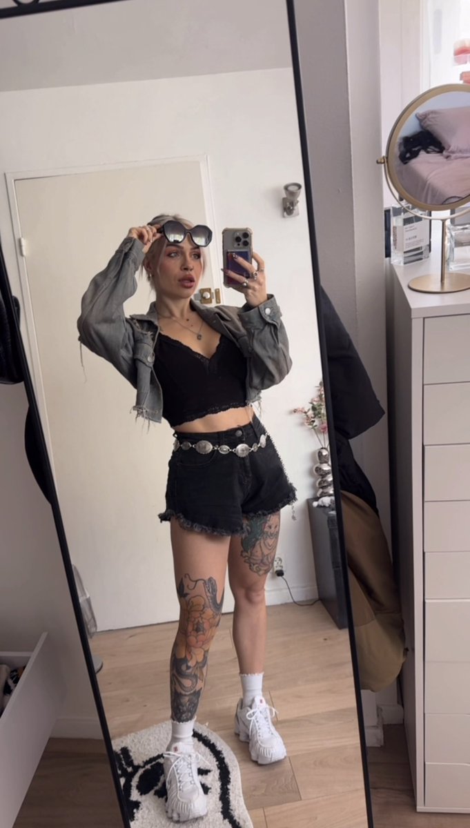 Divine Vi - Findom 2k tweet media