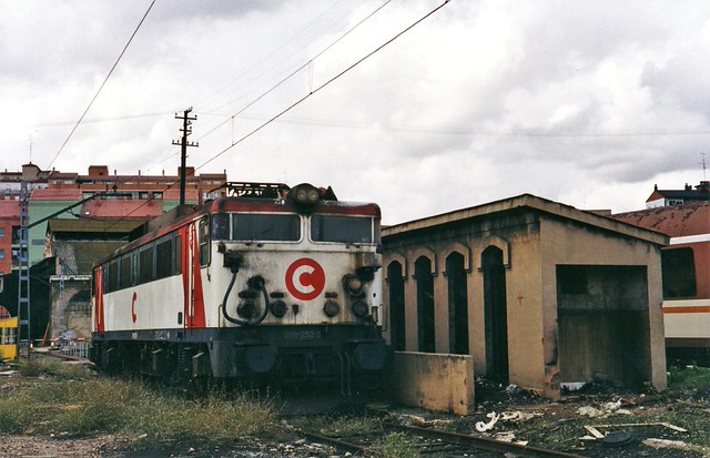 enric_marc's tweet photo. Valladolid Campo Grande el 15 de octubre de 1993... esta Japo la 269-252 había llegado desde Barcelona con los coches de dos pisos que por entonces llevaba acoplados para pasar revisión en el TCR  foto de The STB #renfe #valladolid #ferrocarril #tren #trenni #train https://t.co/8jzrdogNDO