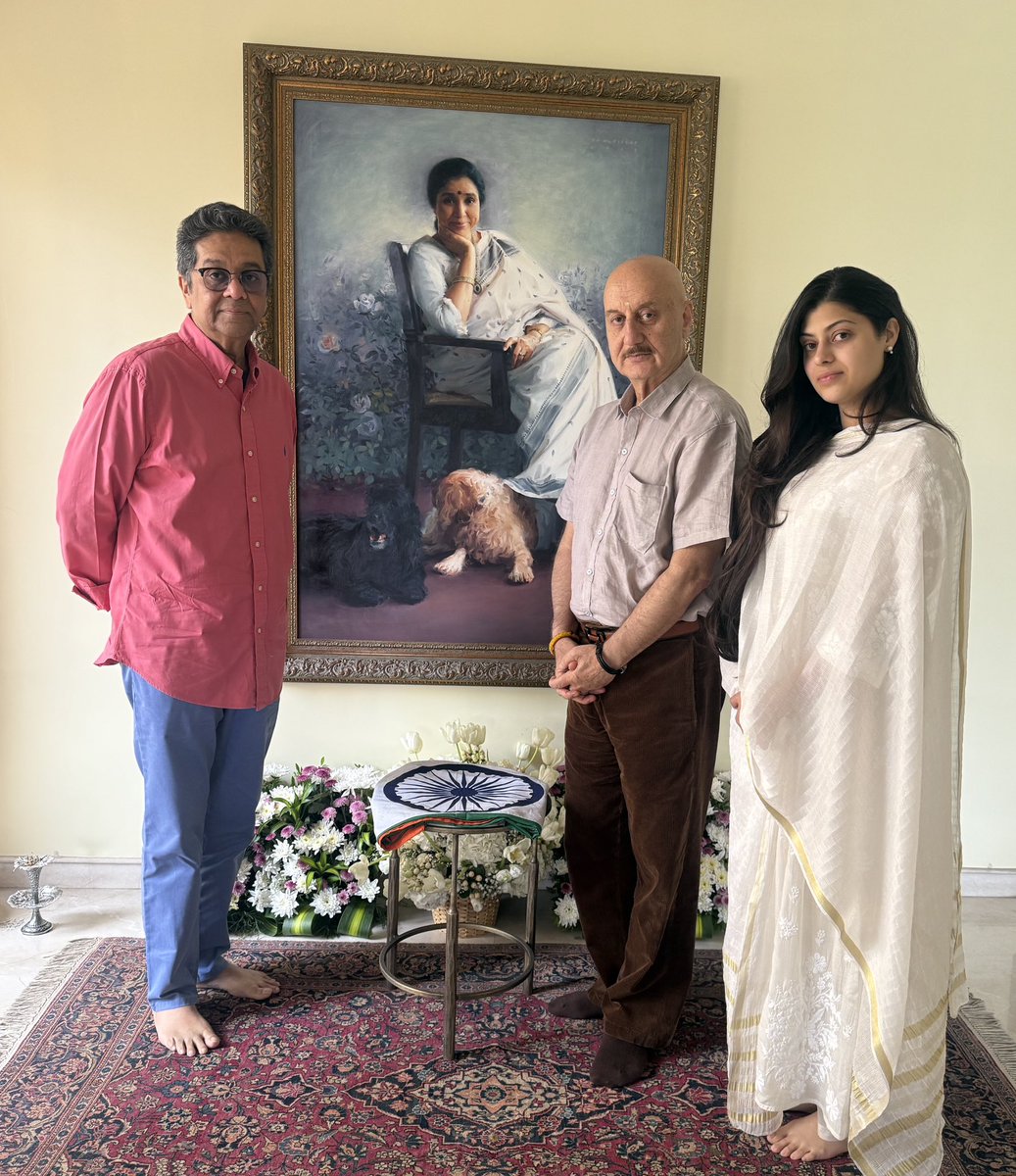 SOUND OF SILENCE!! ❤️🎶
Visited Asha Ji’s home today to pay my tribute to the Legendary singer! 🙏🕉
There was a deep silence in the house… the kind that speaks.🥹🥹
And yet, somewhere in that stillness, I could almost hear her humming… her voice lingering in every corner,