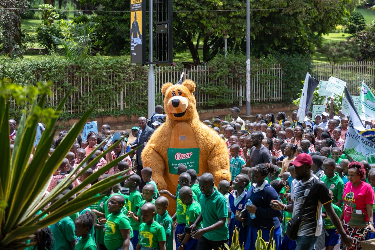 OnerJuiceUg's tweet photo. They have taken the message from classrooms to the streets! Children are marching and speaking up for the planet. 🌍

What are you doing today for a better tomorrow?

#ClimateChangeMarch26 #BeBetter4ABetterTomorrow #GoGreenUg https://t.co/B0ruxhce1z