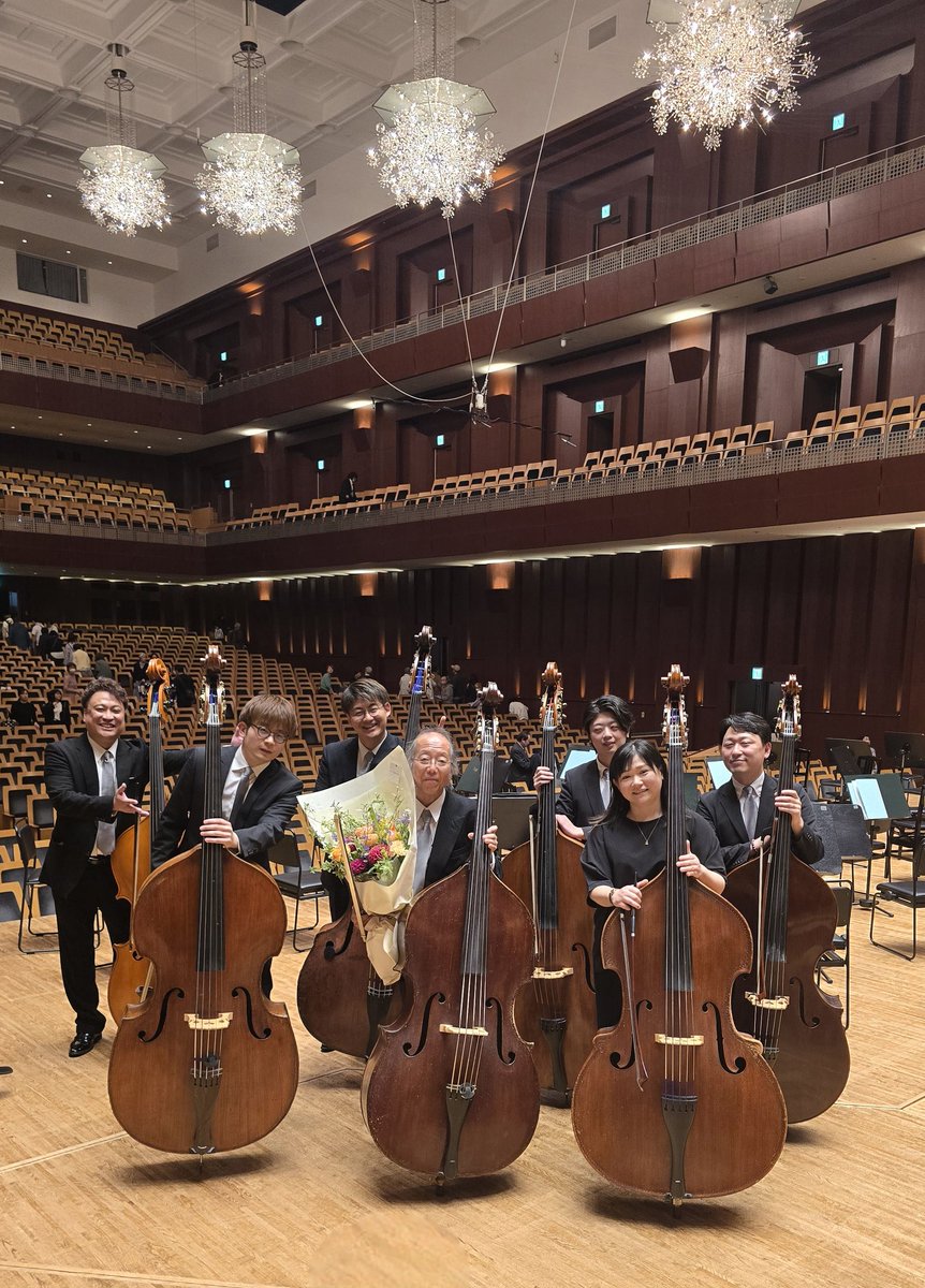 takatomo2's tweet photo. 九州交響楽団のコントラバス奏者、山本さんが定年退団の日を迎えられました。
短い期間ではありましたが、いつも優しく気さくに声をかけてくださり���ありがとうございました。
山本さんのこれからの歩みが、さらに輝かしいものとなりますよう心よりお祈り申し上げます。

本当にお疲れ様でした！ https://t.co/fSNVITTOL1