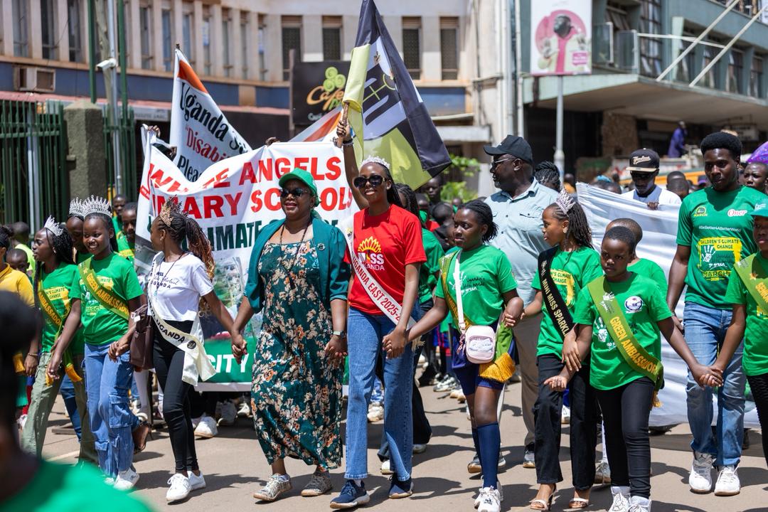 OnerJuiceUg's tweet photo. They have taken the message from classrooms to the streets! Children are marching and speaking up for the planet. 🌍

What are you doing today for a better tomorrow?

#ClimateChangeMarch26 #BeBetter4ABetterTomorrow #GoGreenUg https://t.co/B0ruxhce1z