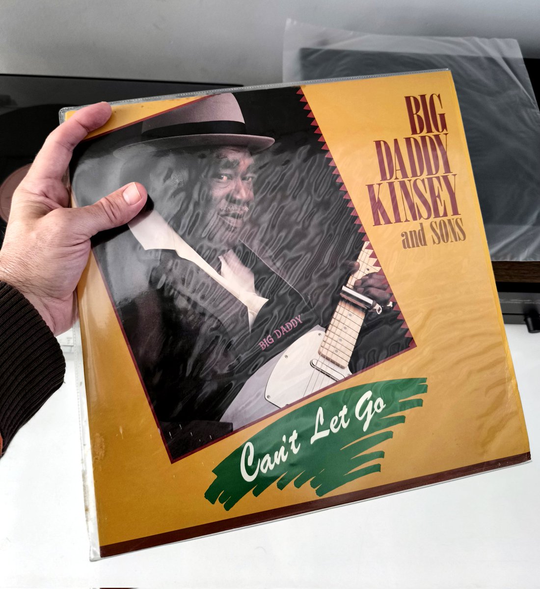 elsotaescala's tweet image. #TheKinseyReport van ser REFERENTS en el RESSORGIR del #Blues/#HardRock a finals 80s. A la seva PLENITUD (1990) RECOLZAVEN, amb DISCRECIÓ i ENCERT, al PATRIARCA de la SAGA -Lester #BigDaddyKinsey, GUITARRISTA SLIDE i HARMÒNICA- resultant un MAGNÍFIC DISC de #ChicagoBlues ELÈCTRIC