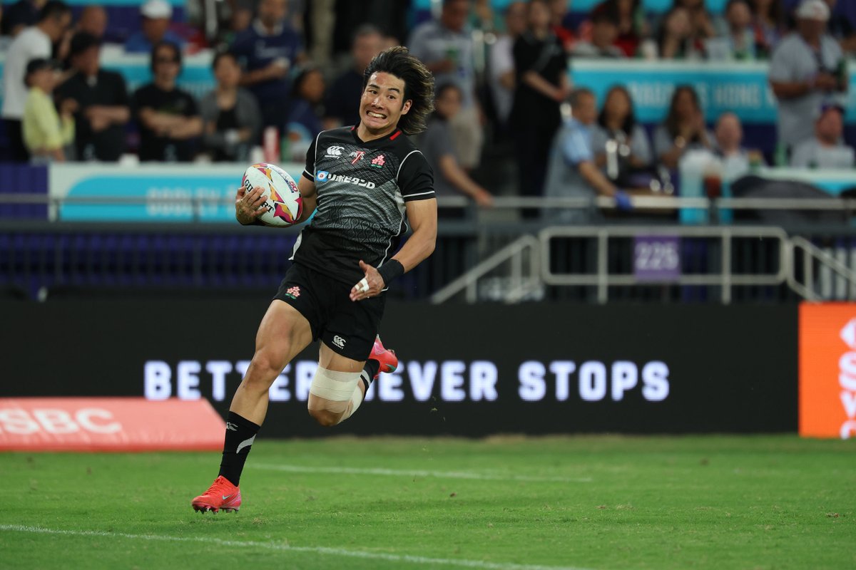 justrugby_jp's tweet photo. 50回目の香港セブンズ、『HSBC SVNS WORLD CHAMPIONSHIP』と併催の『The Melrose Claymores』（男子は日本、ホンコン・チャイナ、中国が出場）に参加している男子セブンズ・デベロップメント・スコッド（以下、SDS）が4月18日にホンコン・チャイナと対戦。

スタジアム内は地元チームへの大歓声が轟いていた。しかしSDSは試合開始すぐに志和池豊馬がトライを挙げて先制。最終的に14-7で勝ち切った。

初めて香港の舞台に立った時任凜空は「すごい（雰囲気）と聞いていましたが、これまでで一番の歓声の大きさでした」と話し、「しっかり前に出てプレッシャーを掛ければ相手には綻びが出ると分かっていました。それをやり切れました」。
4月19日には中国と戦う。

◆写真は1枚目から順に、志和池豊馬、時任凜空、白國亮大、津岡翔太郎（撮影／松本かおり）

#SDS #HSBCSVNS #HSBCSVNSHKG #ジャスラグ #JustRUGBY