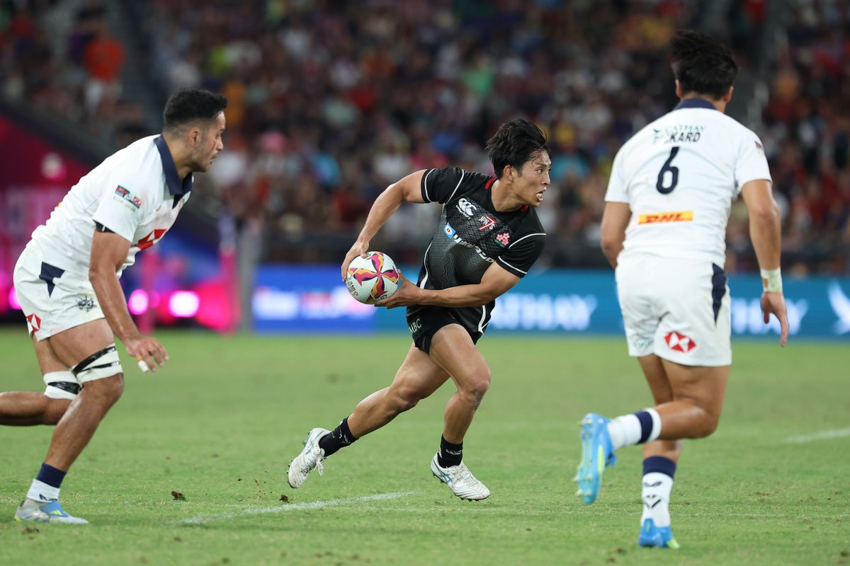 justrugby_jp's tweet photo. 50回目の香港セブンズ、『HSBC SVNS WORLD CHAMPIONSHIP』と併催の『The Melrose Claymores』（男子は日本、ホンコン・チャイナ、中国が出場）に参加している男子セブンズ・デベロップメント・スコッド（以下、SDS）が4月18日にホンコン・チャイナと対戦。

スタジアム内は地元チームへの大歓声が轟いていた。しかしSDSは試合開始すぐに志和池豊馬がトライを挙げて先制。最終的に14-7で勝ち切った。

初めて香港の舞台に立った時任凜空は「すごい（雰囲気）と聞いていましたが、これまでで一番の歓声の大きさでした」と話し、「しっかり前に出てプレッシャーを掛ければ相手には綻びが出ると分かっていました。それをやり切れました」。
4月19日には中国と戦う。

◆写真は1枚目から順に、志和池豊馬、時任凜空、白國亮大、津岡翔太郎（撮影／松本かおり）

#SDS #HSBCSVNS #HSBCSVNSHKG #ジャスラグ #JustRUGBY