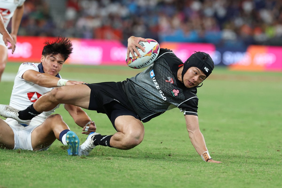 justrugby_jp's tweet photo. 50回目の香港セブンズ、『HSBC SVNS WORLD CHAMPIONSHIP』と併催の『The Melrose Claymores』（男子は日本、ホンコン・チャイナ、中国が出場）に参加している男子セブンズ・デベロップメント・スコッド（以下、SDS）が4月18日にホンコン・チャイナと対戦。

スタジアム内は地元チームへの大歓声が轟いていた。しかしSDSは試合開始すぐに志和池豊馬がトライを挙げて先制。最終的に14-7で勝ち切った。

初めて香港の舞台に立った時任凜空は「すごい（雰囲気）と聞いていましたが、これまでで一番の歓声の大きさでした」と話し、「しっかり前に出てプレッシャーを掛ければ相手には綻びが出ると分かっていました。それをやり切れました」。
4月19日には中国と戦う。

◆写真は1枚目から順に、志和池豊馬、時任凜空、白國亮大、津岡翔太郎（撮影／松本かおり）

#SDS #HSBCSVNS #HSBCSVNSHKG #ジャスラグ #JustRUGBY