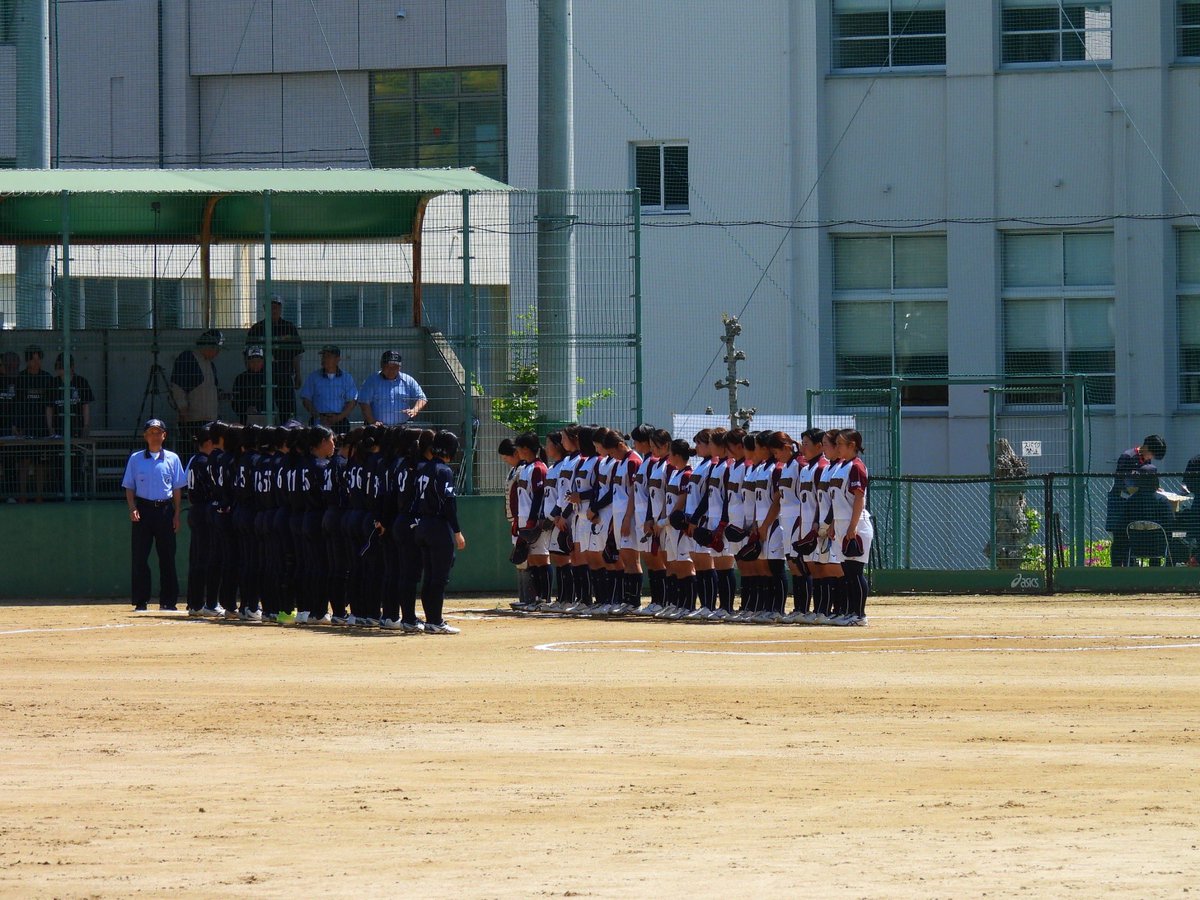doshisha_soft_'s tweet photo. 【春季関西大学ソフトボールリーグ戦】
📍大阪大谷大学
VS 羽衣国際大学　8-1 ⚪️
 ※5回コールド

初めてのリーグ戦に挑んだ1回生が躍動し、初戦を勝ち切ることができました。
初回から自分たちのリズムを作れたことが勝利に繋がりました。
明日の試合も全力で頑張りますので応援お願いいたします。 https://t.co/o4e4rMcEgw