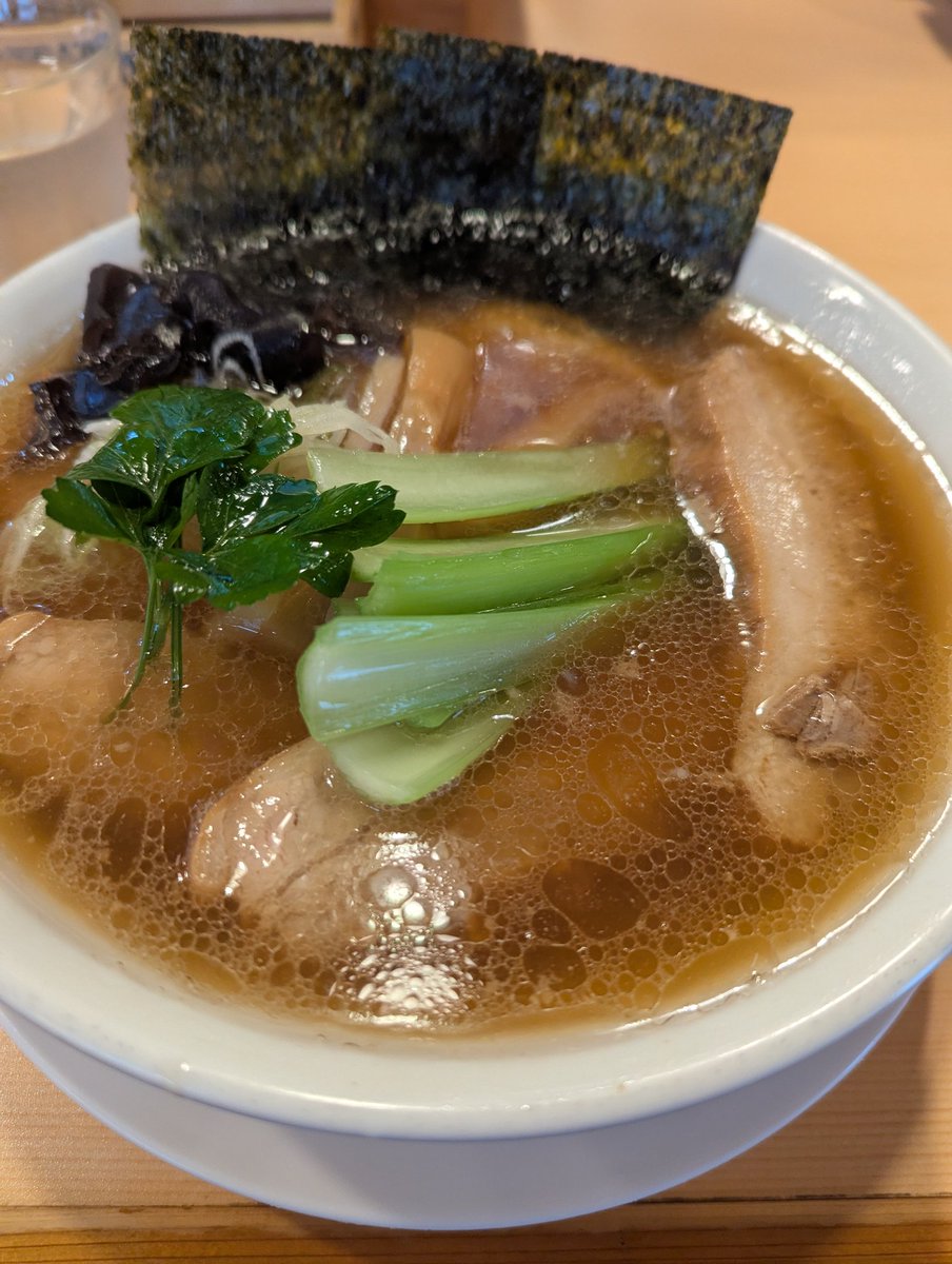 masasi0926's tweet photo. DININGれんげ 醤油ラーメン大盛りです。優しい味ですね😋本当いつ食べても美味しい、ホロホロチャーシューもいいですね。1枚サービスしてくれました。マスターいつも本当にありがとうございます　#DINNERれんげ　1度目の投稿失敗したので新たに書き直しました。いいねしれくれた方すみません😔 https://t.co/vDdDbJaE06