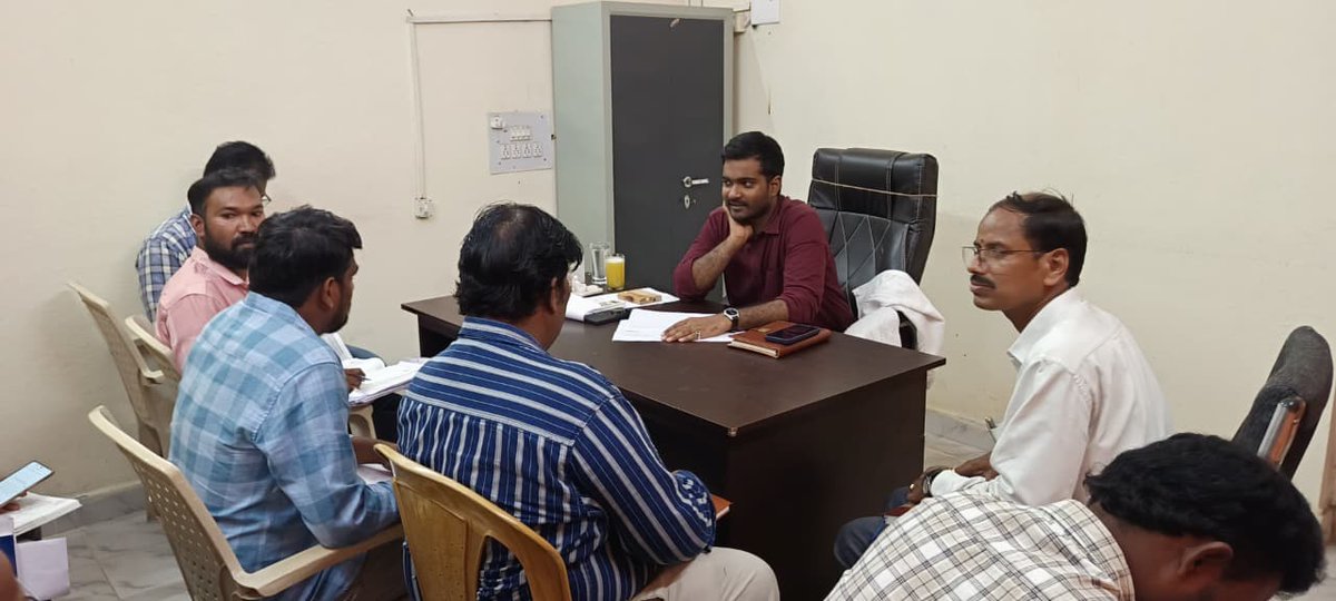 JC_Manyam's tweet image. సాలూరు తహసీల్దార్ కార్యాలయంలో తహసీల్దార్, DTలు, సర్వేయర్లతో జాయింట్ కలెక్టర్ సి. యశ్వంత్ కుమార్ రెడ్డి సమీక్షా సమావేశం నిర్వహించారు.
పెండింగ్ సర్వే పనులు త్వరగా పూర్తి చేయాలని, పారదర్శకతతో ప్రజలకు సేవలు అందించాలని ఆదేశించారు.
#Salur #Revenue #Survey #Governance