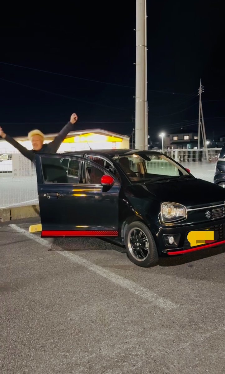 nekoyashiki_06's tweet photo. 左は納車直後ではしゃぐおじさん🤭
はしゃいでたくせに、赤の塗り分けが嫌で
ローレルでもお世話になった、「👹」でお馴染みのSEEKEWL様に塗っていただきました✨ドアのステッカーはとりあえず一旦我慢😖

@OnItYuN86 https://t.co/S6NFVYKvkU