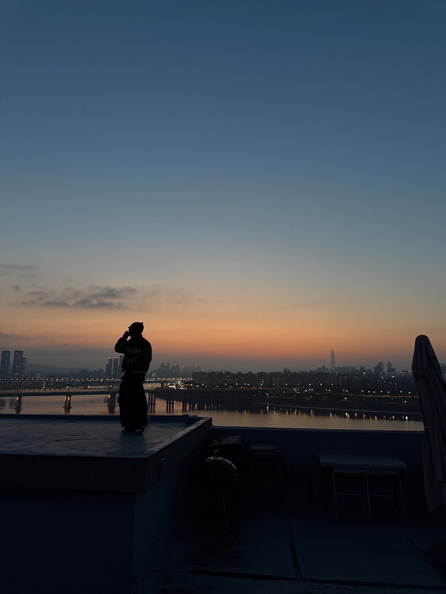 woowonjaebr's tweet image. 🫧 Woo’s bubble | 18.04.26

“Este papel de parede está meio ruim?"
“Tem essas também”

[+]

#woo #woowonjae #우원재