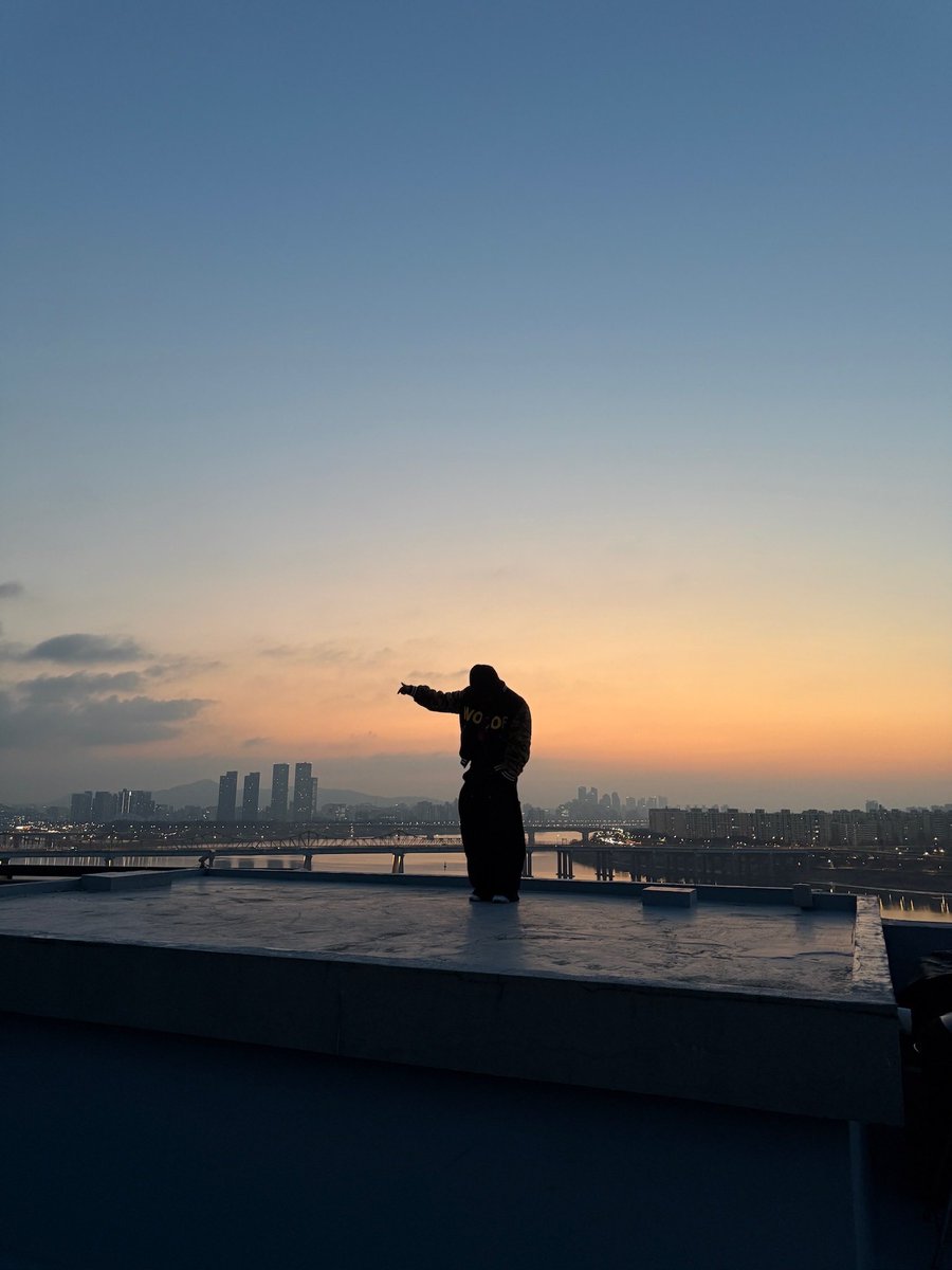 woowonjaebr's tweet image. 🫧 Woo’s bubble | 18.04.26

“Este papel de parede está meio ruim?"
“Tem essas também”

[+]

#woo #woowonjae #우원재