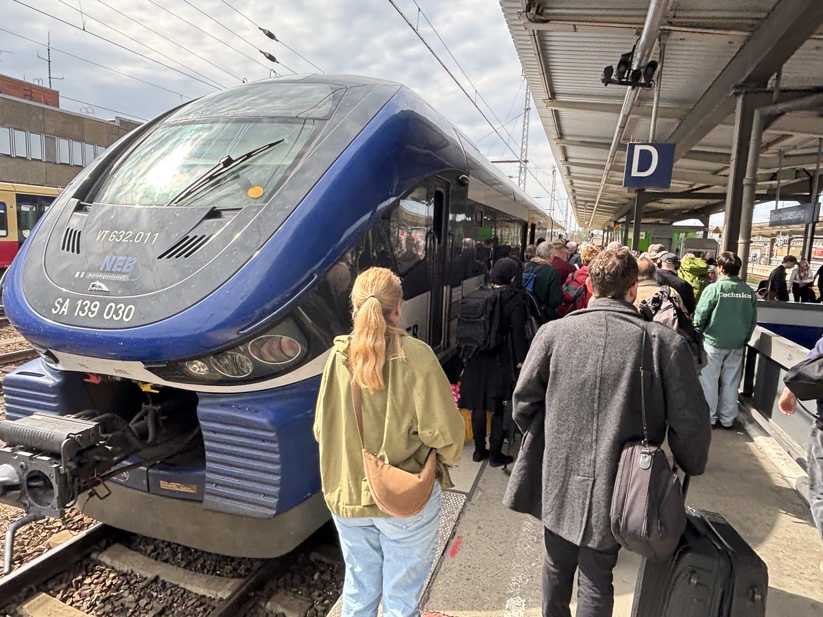 pneumannberlin's tweet image. Bahnhof #Berlin #Lichtenberg heute um 11.25 Uhr.

Als Werbung für die #Verkehrswende fällt die #RB26 offenbar leider dauerhaft aus. Die armen Pendler, die sich das jeden Tag antun müssen! #NEB #Seelow - #Gusow #Kostrzyn #VBB