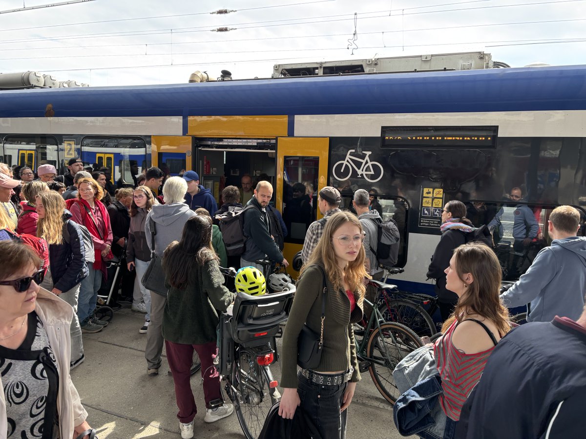pneumannberlin's tweet image. Bahnhof #Berlin #Lichtenberg heute um 11.25 Uhr.

Als Werbung für die #Verkehrswende fällt die #RB26 offenbar leider dauerhaft aus. Die armen Pendler, die sich das jeden Tag antun müssen! #NEB #Seelow - #Gusow #Kostrzyn #VBB