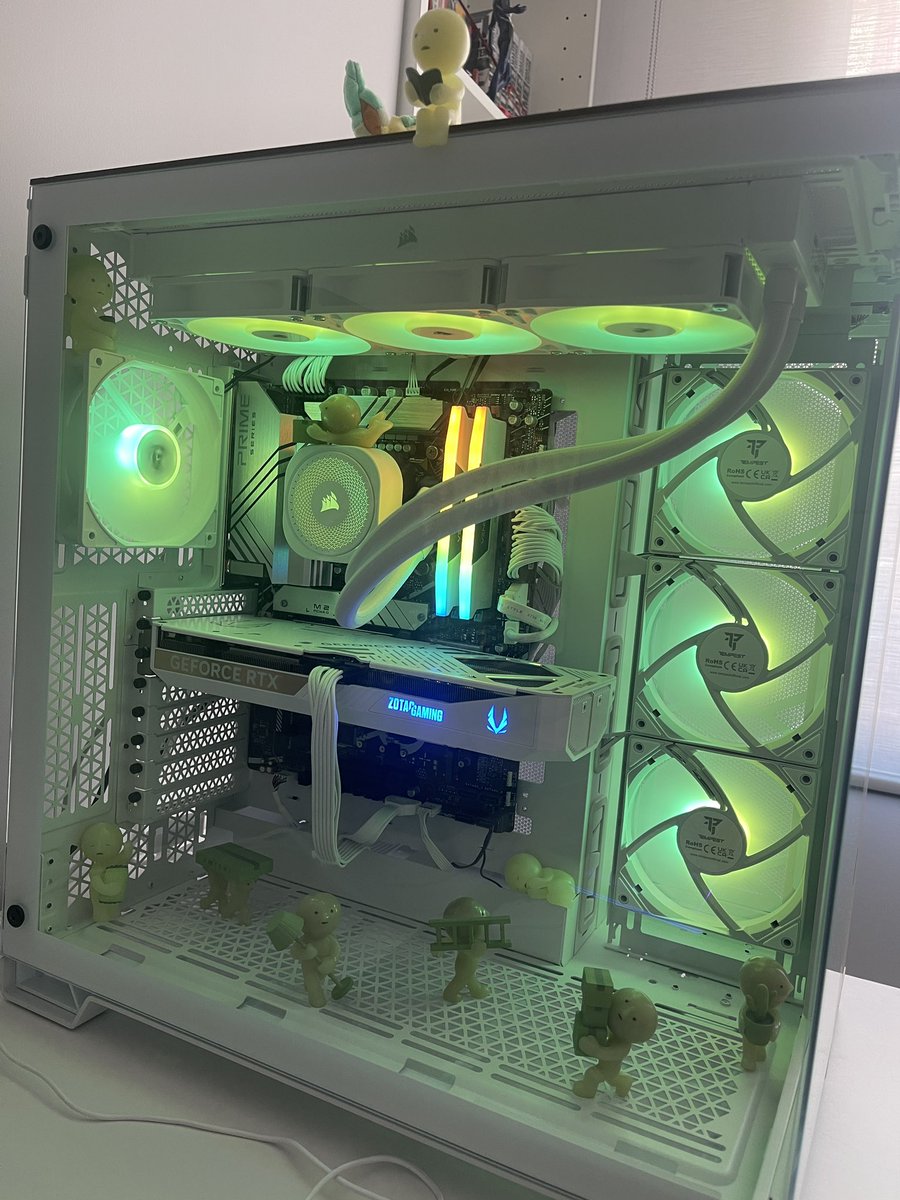 ladyleafeon18's tweet photo. Los muchachos trabajando a máximo rendimiento para que el pc funcione https://t.co/un7iUU9f1n