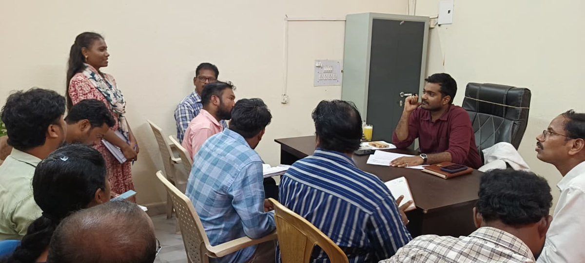 JC_Manyam's tweet image. సాలూరు తహసీల్దార్ కార్యాలయంలో తహసీల్దార్, DTలు, సర్వేయర్లతో జాయింట్ కలెక్టర్ సి. యశ్వంత్ కుమార్ రెడ్డి సమీక్షా సమావేశం నిర్వహించారు.
పెండింగ్ సర్వే పనులు త్వరగా పూర్తి చేయాలని, పారదర్శకతతో ప్రజలకు సేవలు అందించాలని ఆదేశించారు.
#Salur #Revenue #Survey #Governance