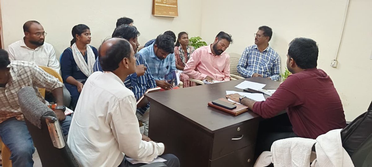 JC_Manyam's tweet image. సాలూరు తహసీల్దార్ కార్యాలయంలో తహసీల్దార్, DTలు, సర్వేయర్లతో జాయింట్ కలెక్టర్ సి. యశ్వంత్ కుమార్ రెడ్డి సమీక్షా సమావేశం నిర్వహించారు.
పెండింగ్ సర్వే పనులు త్వరగా పూర్తి చేయాలని, పారదర్శకతతో ప్రజలకు సేవలు అందించాలని ఆదేశించారు.
#Salur #Revenue #Survey #Governance